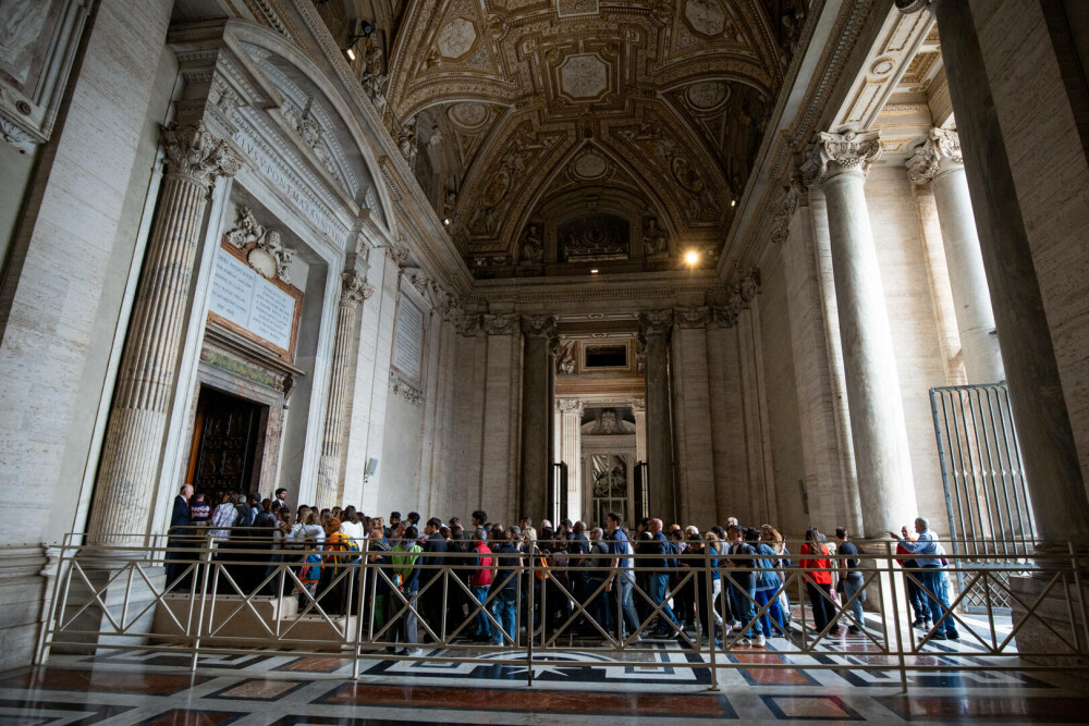 Cozi uriașe la Vatican. Imagini emoționante cu miile de credincioși care i-au adus un omagiu lui Papa Francisc. GALERIE FOTO - Imaginea 34