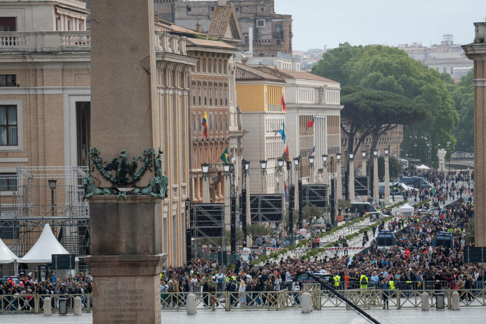 Cozi uriașe la Vatican. Imagini emoționante cu miile de credincioși care i-au adus un omagiu lui Papa Francisc. GALERIE FOTO - Imaginea 35