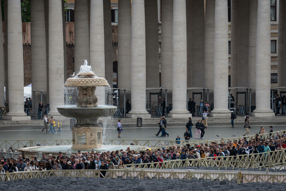 Cozi uriașe la Vatican. Imagini emoționante cu miile de credincioși care i-au adus un omagiu lui Papa Francisc. GALERIE FOTO - Imaginea 36