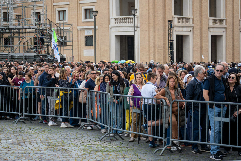 Cozi uriașe la Vatican. Imagini emoționante cu miile de credincioși care i-au adus un omagiu lui Papa Francisc. GALERIE FOTO - Imaginea 37