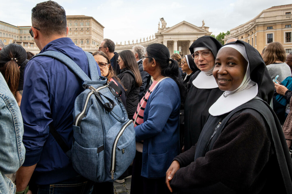 Cozi uriașe la Vatican. Imagini emoționante cu miile de credincioși care i-au adus un omagiu lui Papa Francisc. GALERIE FOTO - Imaginea 38
