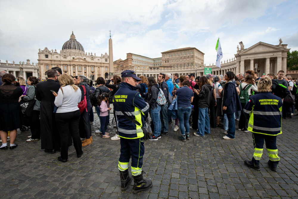 Cozi uriașe la Vatican. Imagini emoționante cu miile de credincioși care i-au adus un omagiu lui Papa Francisc. GALERIE FOTO - Imaginea 40