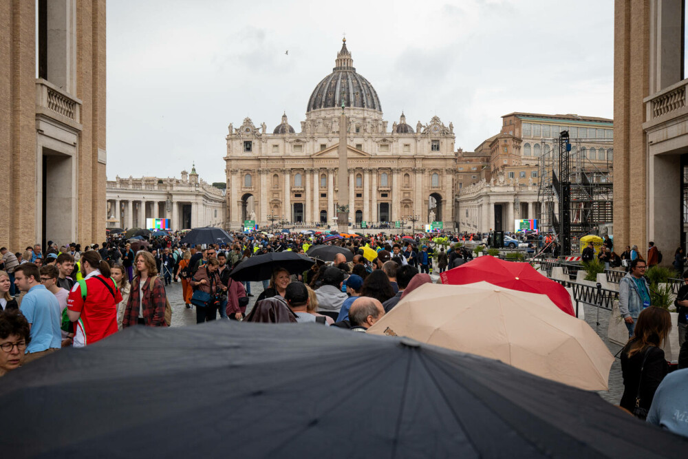 Cozi uriașe la Vatican. Imagini emoționante cu miile de credincioși care i-au adus un omagiu lui Papa Francisc. GALERIE FOTO - Imaginea 41