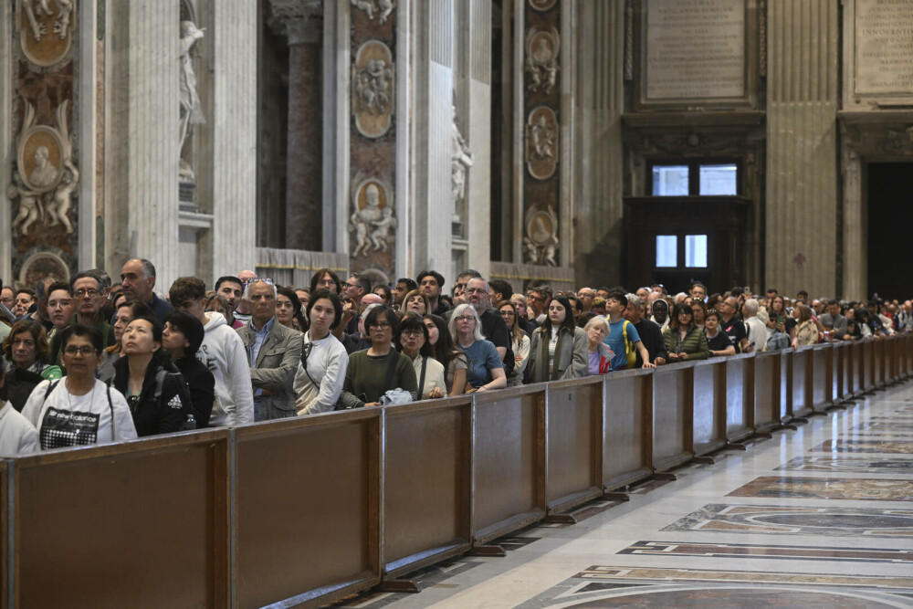 Ultima zi de pelerinaj la sicriul Papei Francisc. Mii de credincioși au venit să-și ia adio. GALERIE FOTO - Imaginea 1