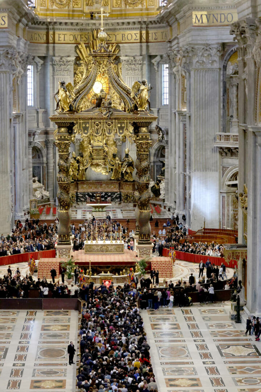 Ultima zi de pelerinaj la sicriul Papei Francisc. Mii de credincioși au venit să-și ia adio. GALERIE FOTO - Imaginea 9