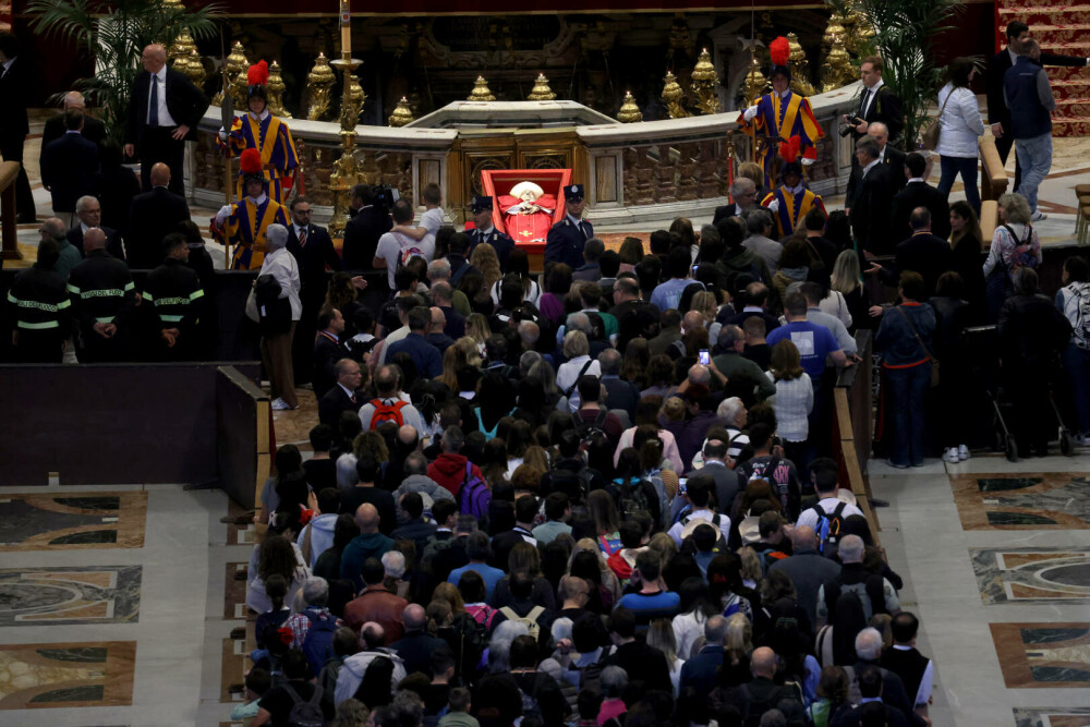 Ultima zi de pelerinaj la sicriul Papei Francisc. Mii de credincioși au venit să-și ia adio. GALERIE FOTO - Imaginea 13