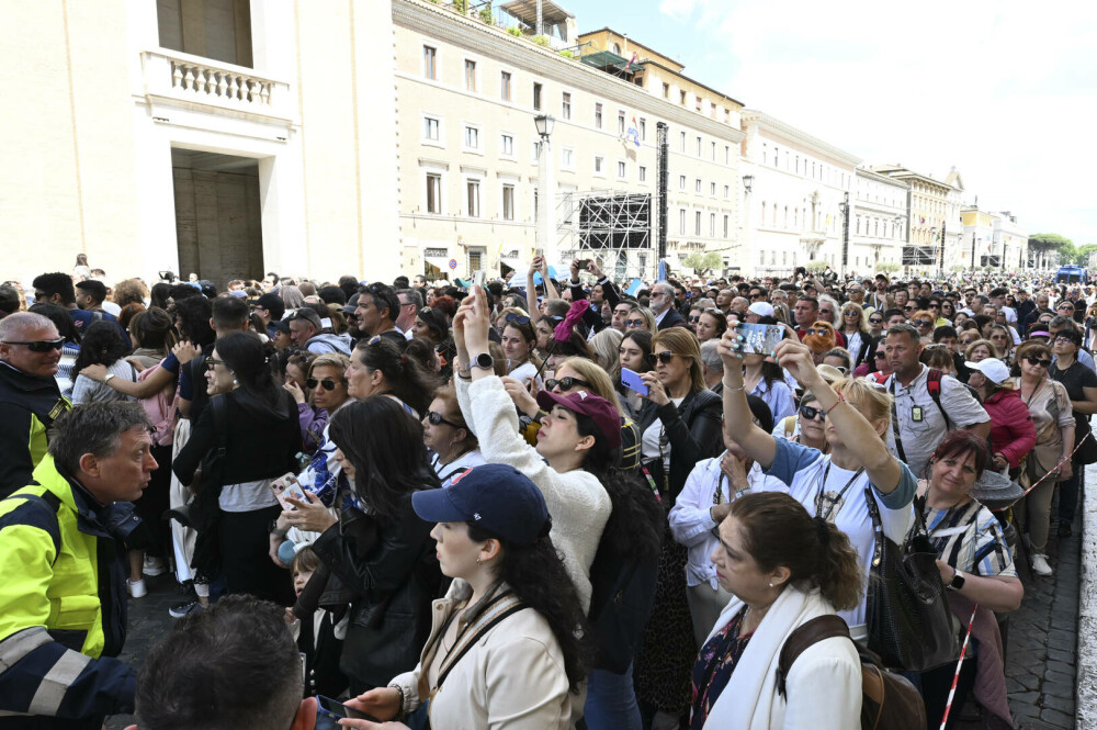 Ultima zi de pelerinaj la sicriul Papei Francisc. Mii de credincioși au venit să-și ia adio. GALERIE FOTO - Imaginea 16