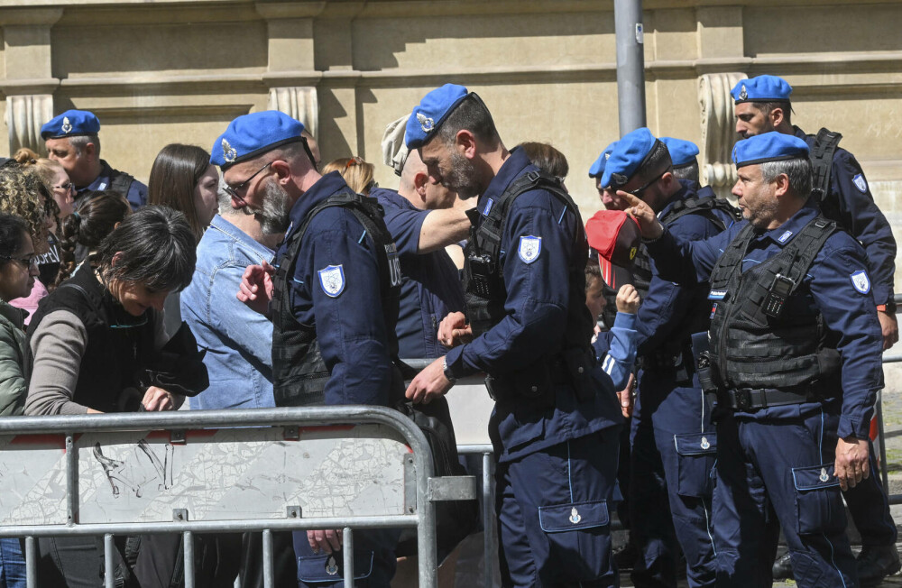 Ultima zi de pelerinaj la sicriul Papei Francisc. Mii de credincioși au venit să-și ia adio. GALERIE FOTO - Imaginea 25