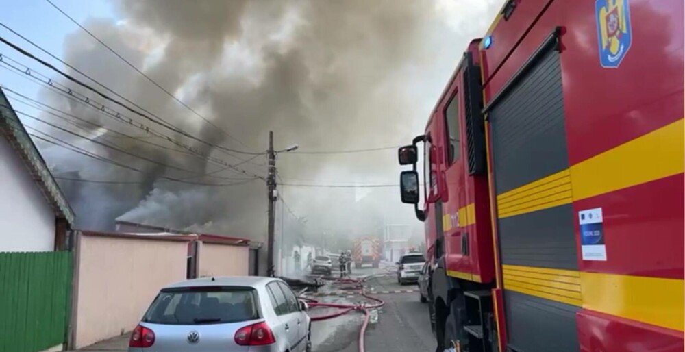 Incendiu puternic în Sectorul 3 din București. O casă şi un garaj au fost cuprinse de flăcări. O persoană a fost rănită - Imaginea 1