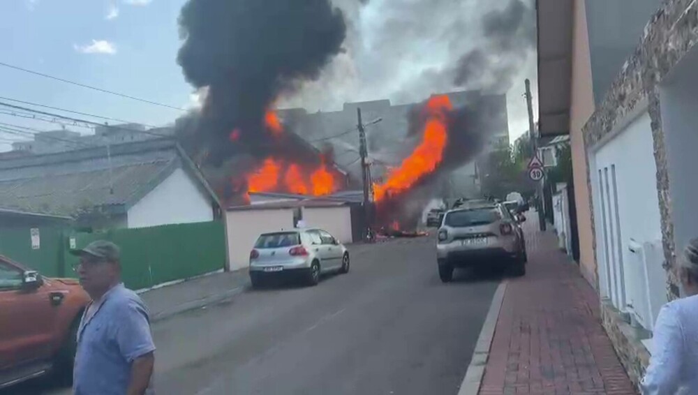 Incendiu puternic în Sectorul 3 din București. O casă şi un garaj au fost cuprinse de flăcări. O persoană a fost rănită - Imaginea 2