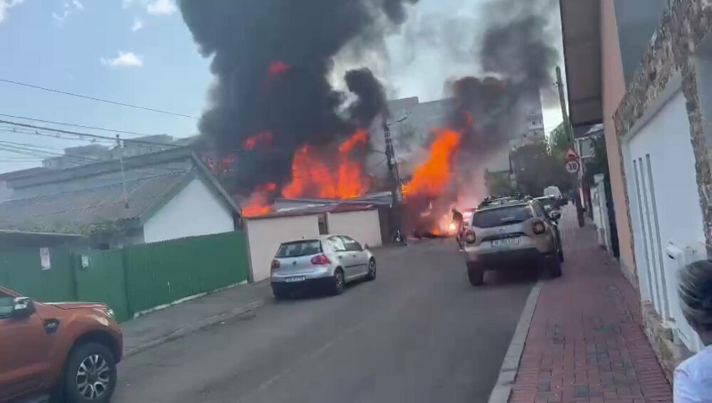 Incendiu puternic în Sectorul 3 din București. O casă şi un garaj au fost cuprinse de flăcări. O persoană a fost rănită - Imaginea 3