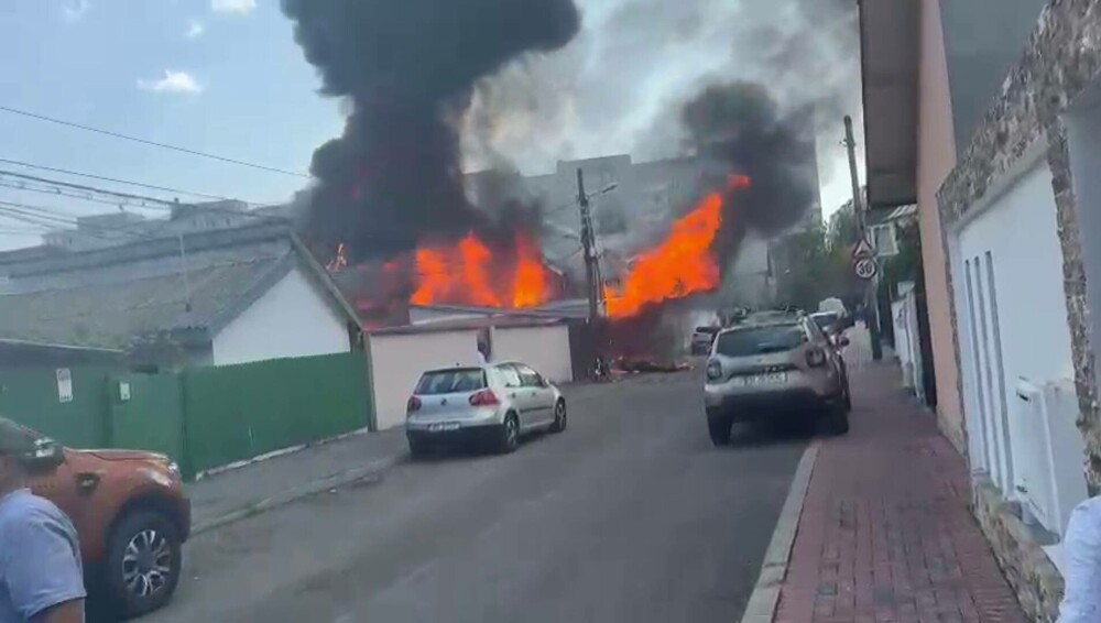 Incendiu puternic în Sectorul 3 din București. O casă şi un garaj au fost cuprinse de flăcări. O persoană a fost rănită - Imaginea 4