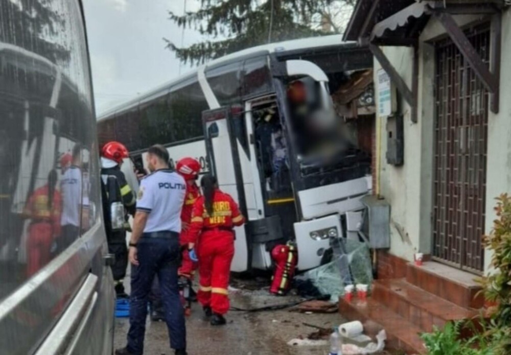 Un autocar cu 28 de pasageri s-a izbit violent de gardul unei case din Bihor. Șoferul a făcut infarct și a murit la volan - Imaginea 1