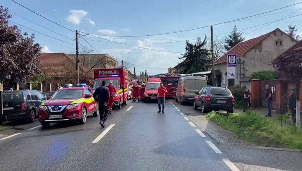 Un autocar cu 28 de pasageri s-a izbit violent de gardul unei case din Bihor. Șoferul a făcut infarct și a murit la volan - Imaginea 2