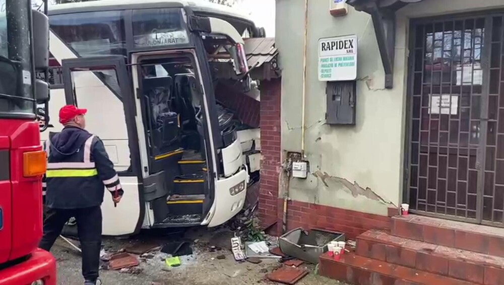 Un autocar cu 28 de pasageri s-a izbit violent de gardul unei case din Bihor. Șoferul a făcut infarct și a murit la volan - Imaginea 3