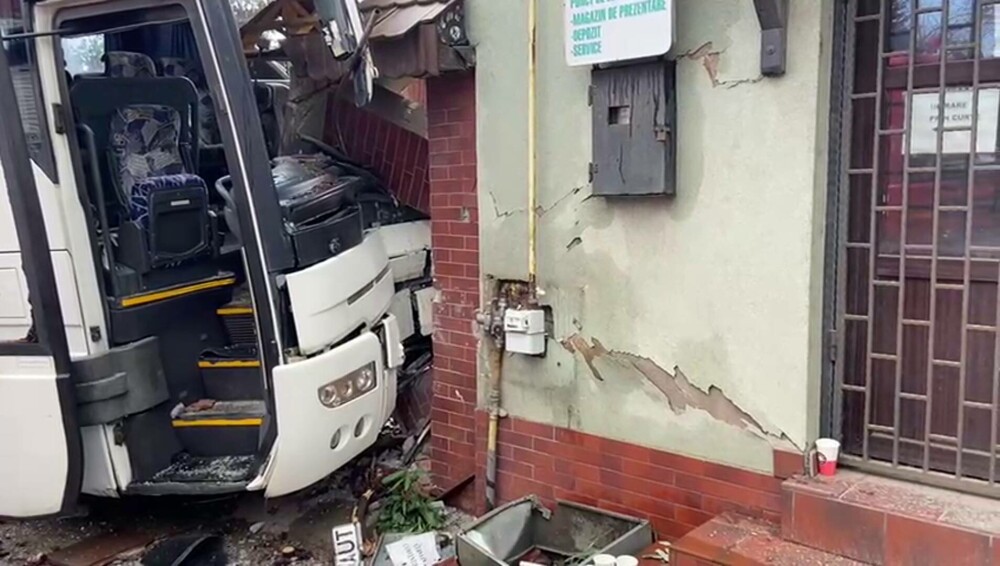 Un autocar cu 28 de pasageri s-a izbit violent de gardul unei case din Bihor. Șoferul a făcut infarct și a murit la volan - Imaginea 4
