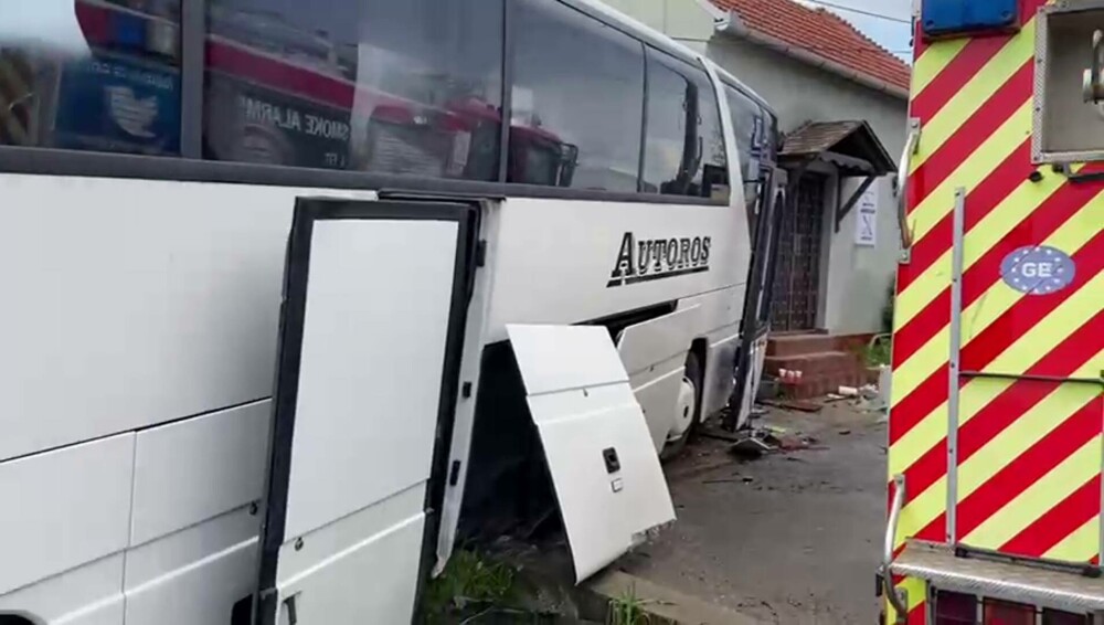 Un autocar cu 28 de pasageri s-a izbit violent de gardul unei case din Bihor. Șoferul a făcut infarct și a murit la volan - Imaginea 5