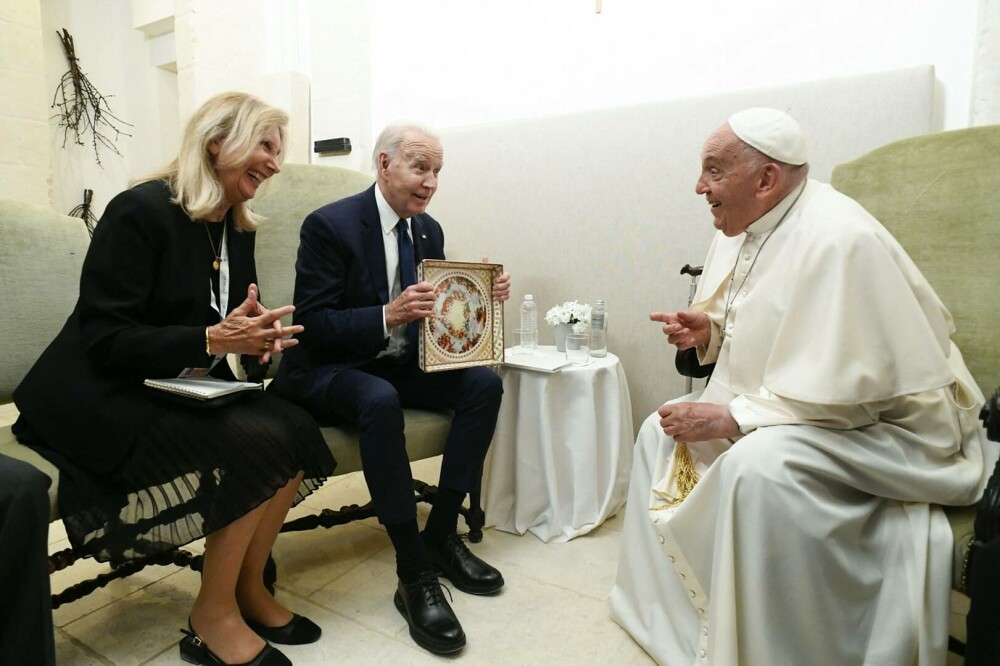 Fostul preşedinte american Joe Biden urmează să fie prezent la funeraliile Suveranului Pontif - Imaginea 1