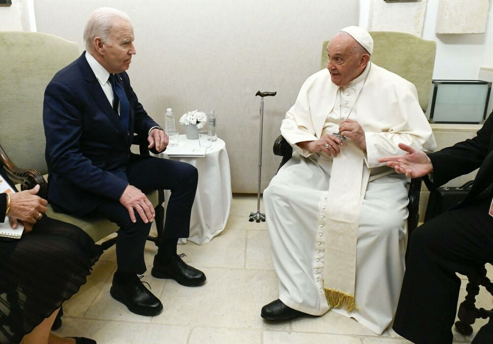 Fostul preşedinte american Joe Biden urmează să fie prezent la funeraliile Suveranului Pontif - Imaginea 2