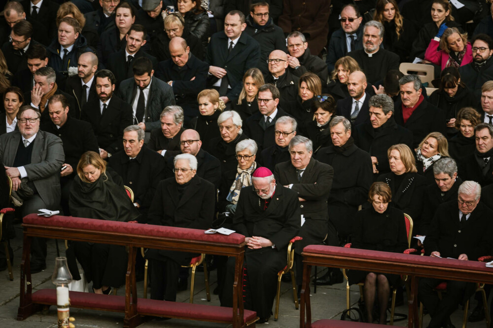 Cum trebuie să se îmbrace participanții la înmormântarea Papei Francisc. Codul vestimentar este foarte riguros - Imaginea 30