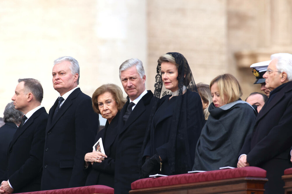 Cum trebuie să se îmbrace participanții la înmormântarea Papei Francisc. Codul vestimentar este foarte riguros - Imaginea 31