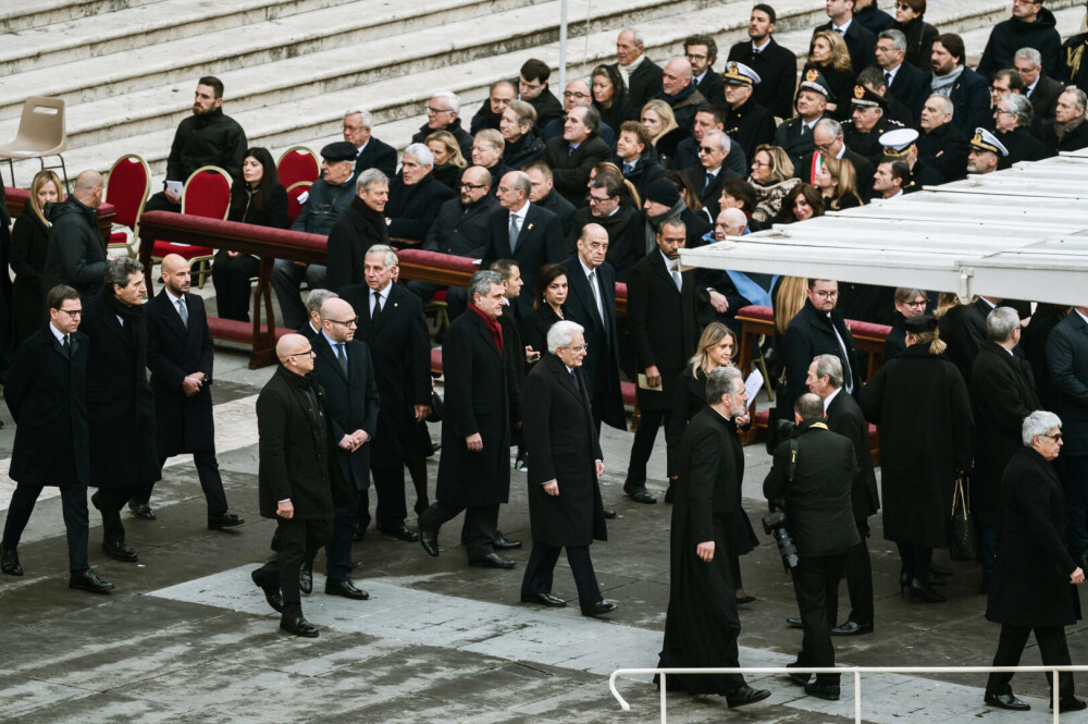 Cum trebuie să se îmbrace participanții la înmormântarea Papei Francisc. Codul vestimentar este foarte riguros - Imaginea 32