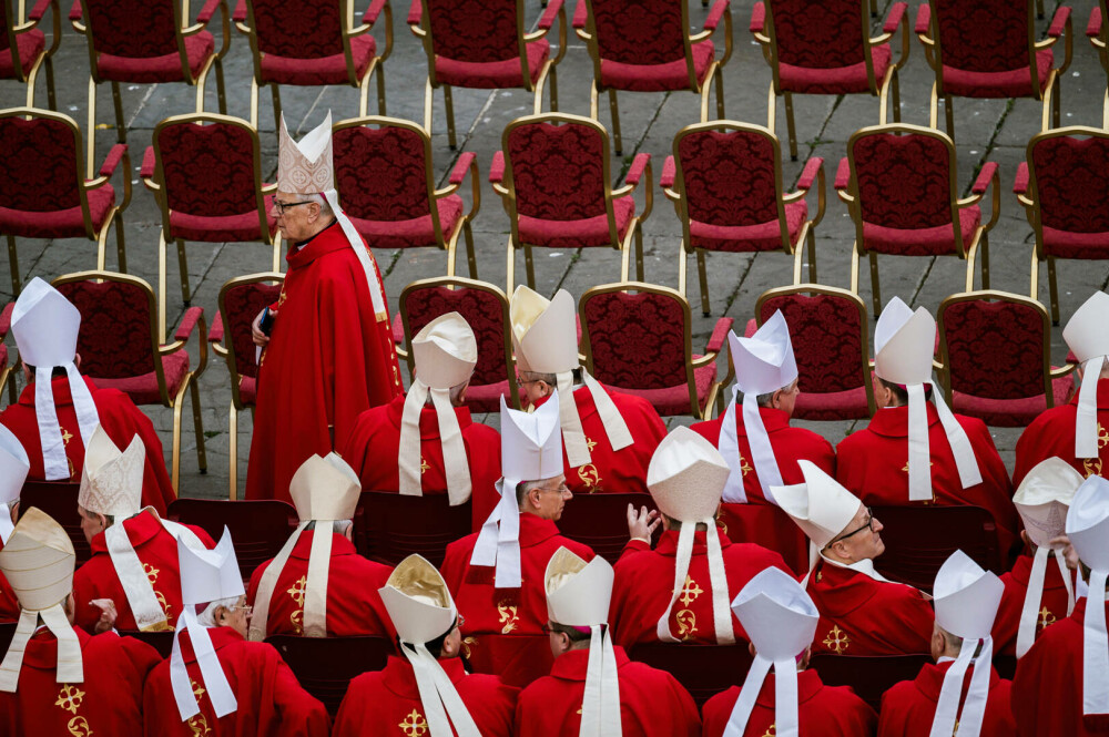 Cum trebuie să se îmbrace participanții la înmormântarea Papei Francisc. Codul vestimentar este foarte riguros - Imaginea 34