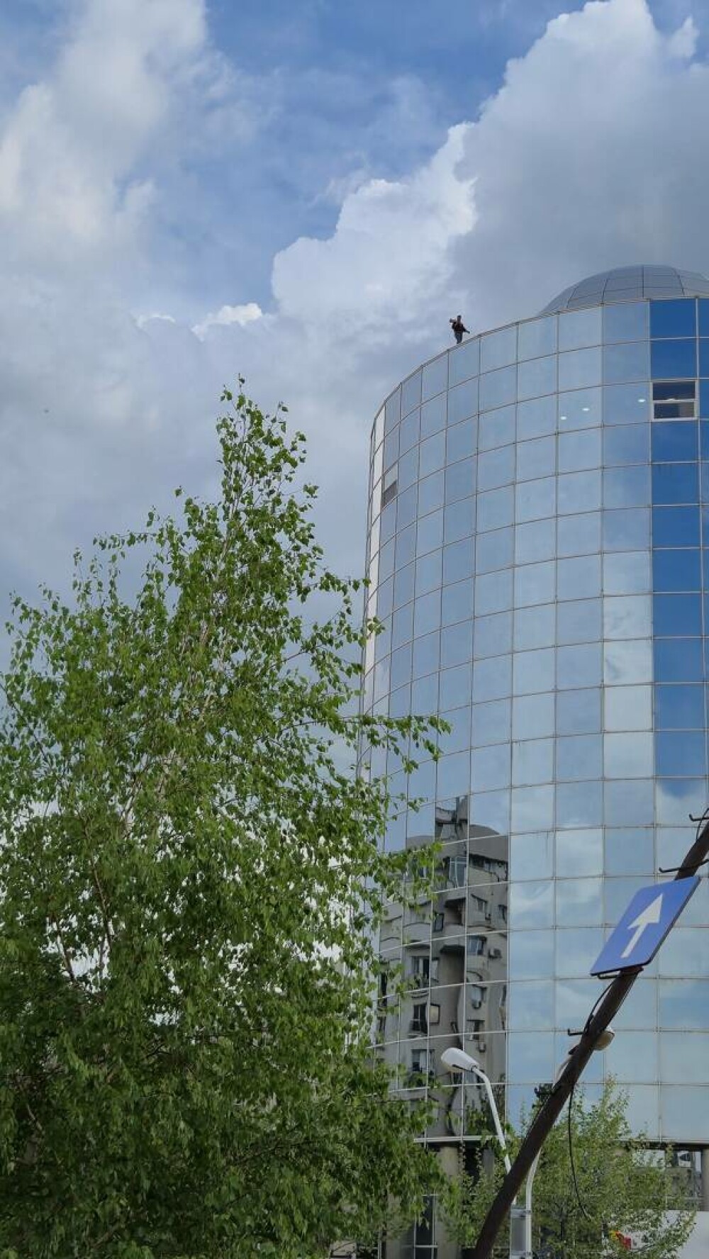 Un bărbat s-a urcat pe acoperişul sediului Înaltei Curţi. Refuză să coboare şi să coopereze cu forţele de ordine - Imaginea 1