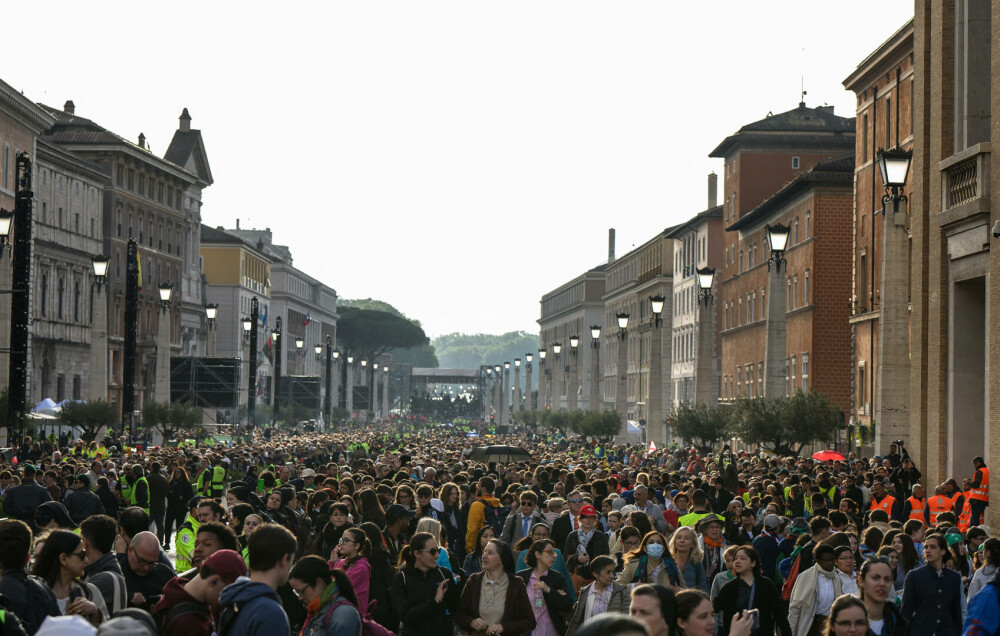 Piaţa Vaticanului a fost deschisă credincioşilor pentru a participa la funeralii