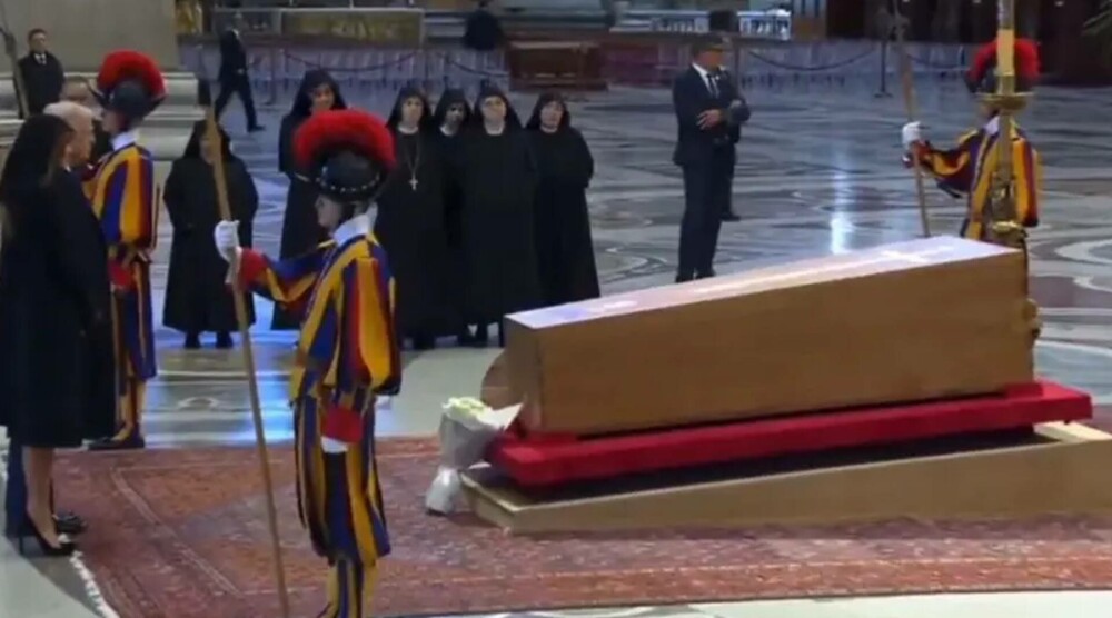 Trump își prezintă omagiile în fața sicriului Papei 