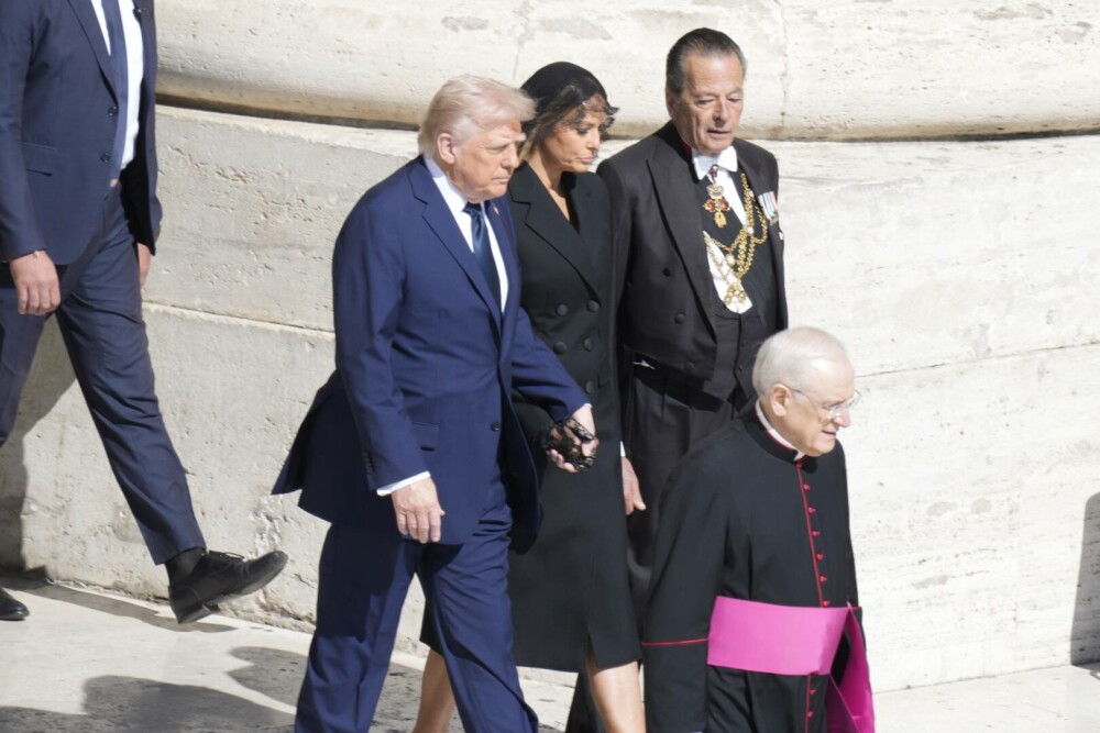 Melania Trump, prezentă la înmormântarea Papei Francisc chiar de ziua ei. Ce ținută a purtat prima doamnă. GALERIE FOTO - Imaginea 7