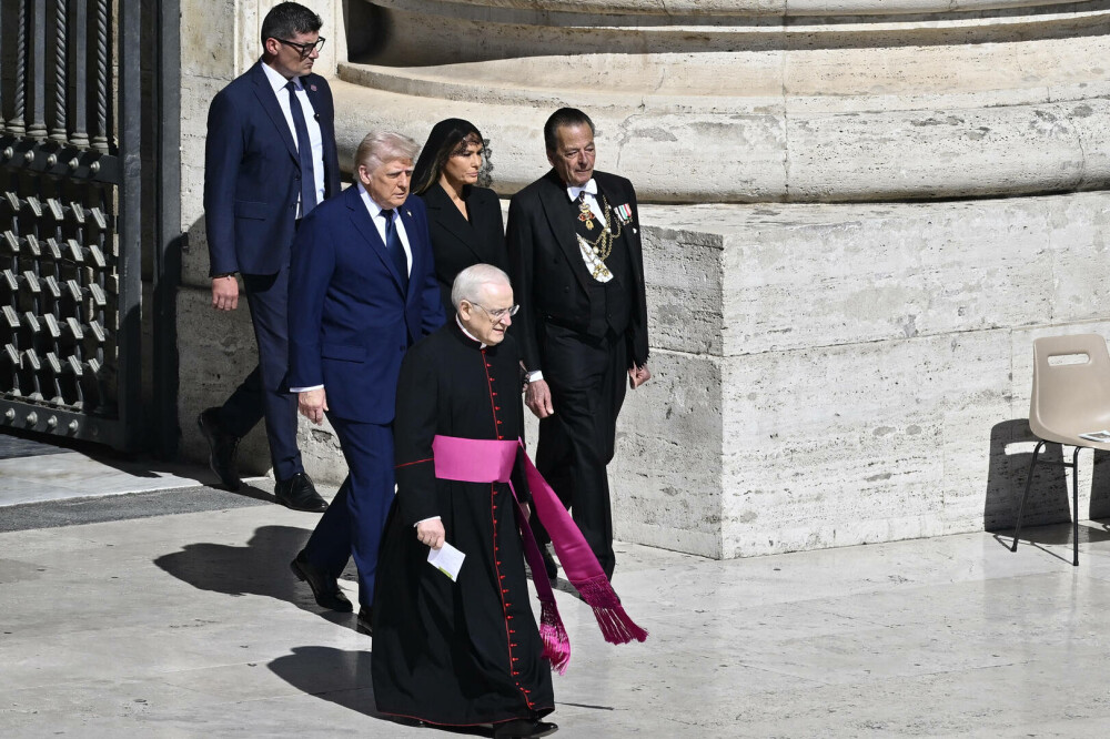 Melania Trump, prezentă la înmormântarea Papei Francisc chiar de ziua ei. Ce ținută a purtat prima doamnă. GALERIE FOTO - Imaginea 9