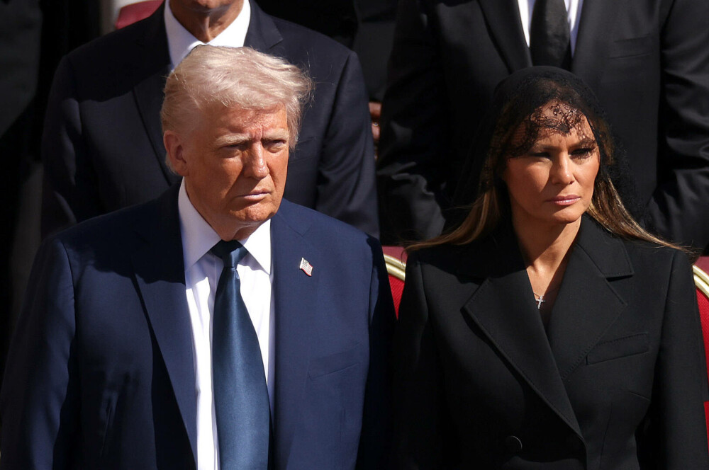 Donald Trump, salvat de o gafă imensă de Melania. Ce i-ar fi șoptit soția sa la ureche în timpul funeraliilor Papei Francisc - Imaginea 11