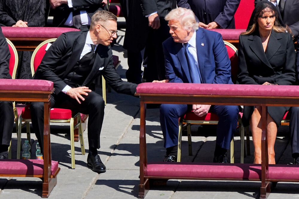 Donald Trump, salvat de o gafă imensă de Melania. Ce i-ar fi șoptit soția sa la ureche în timpul funeraliilor Papei Francisc - Imaginea 10