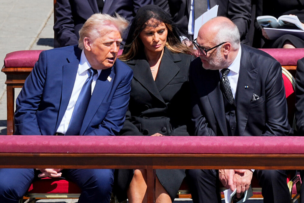 Donald Trump, salvat de o gafă imensă de Melania. Ce i-ar fi șoptit soția sa la ureche în timpul funeraliilor Papei Francisc - Imaginea 9