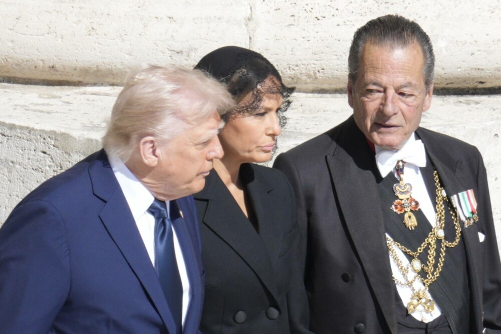 Donald Trump, salvat de o gafă imensă de Melania. Ce i-ar fi șoptit soția sa la ureche în timpul funeraliilor Papei Francisc - Imaginea 7