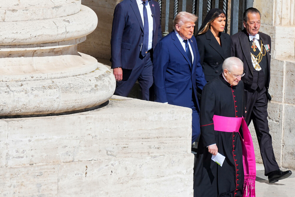 Donald Trump, salvat de o gafă imensă de Melania. Ce i-ar fi șoptit soția sa la ureche în timpul funeraliilor Papei Francisc - Imaginea 8