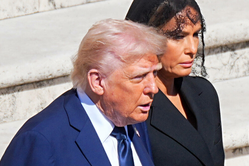 Donald Trump, salvat de o gafă imensă de Melania. Ce i-ar fi șoptit soția sa la ureche în timpul funeraliilor Papei Francisc - Imaginea 6