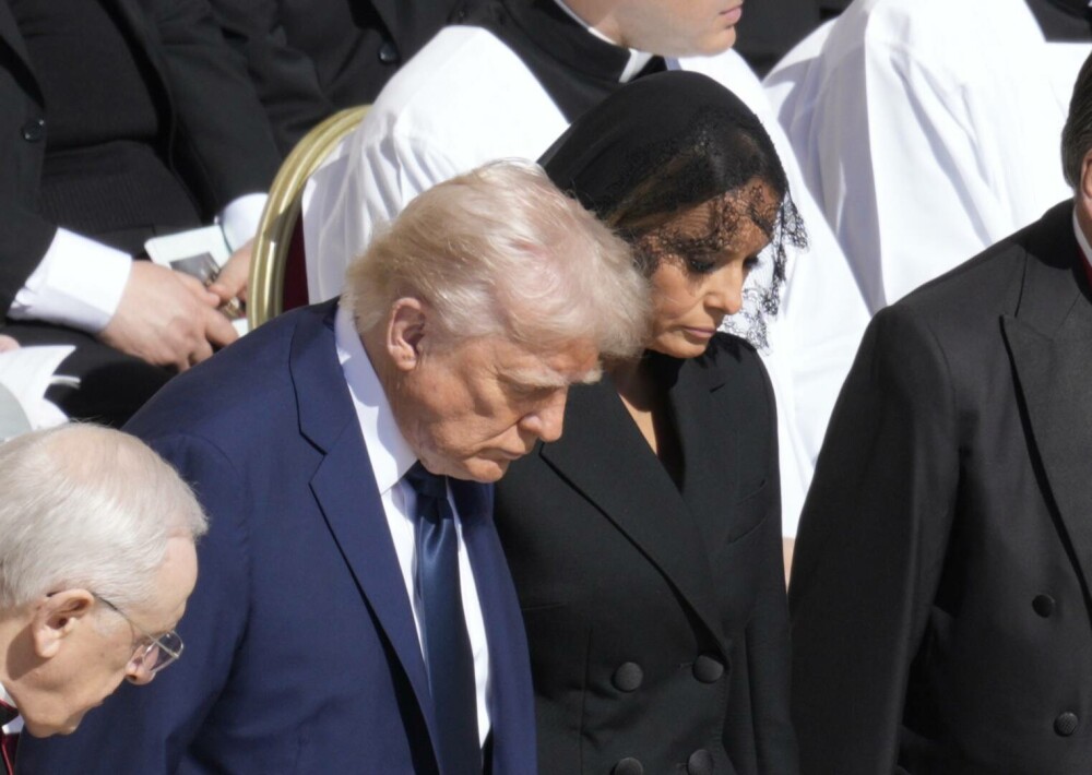 Donald Trump, salvat de o gafă imensă de Melania. Ce i-ar fi șoptit soția sa la ureche în timpul funeraliilor Papei Francisc - Imaginea 5
