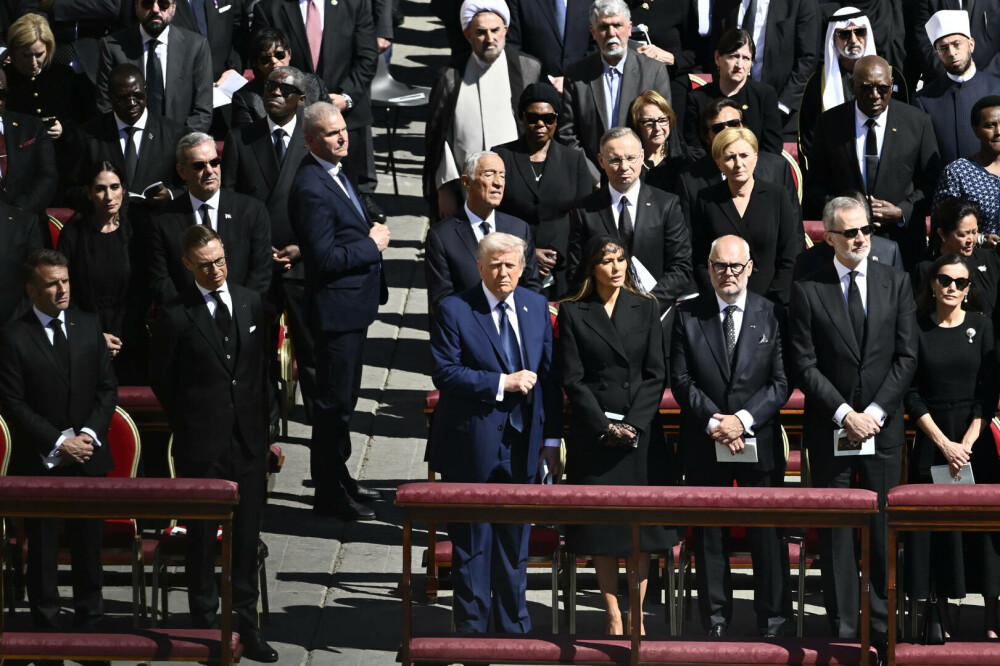 Donald Trump, salvat de o gafă imensă de Melania. Ce i-ar fi șoptit soția sa la ureche în timpul funeraliilor Papei Francisc - Imaginea 4