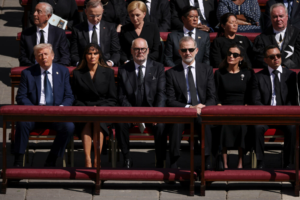 Donald Trump, salvat de o gafă imensă de Melania. Ce i-ar fi șoptit soția sa la ureche în timpul funeraliilor Papei Francisc - Imaginea 3