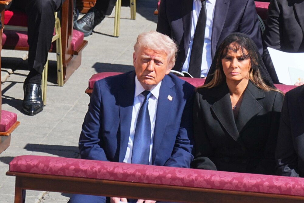 Donald Trump, salvat de o gafă imensă de Melania. Ce i-ar fi șoptit soția sa la ureche în timpul funeraliilor Papei Francisc - Imaginea 2