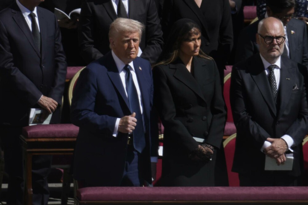 Donald Trump, salvat de o gafă imensă de Melania. Ce i-ar fi șoptit soția sa la ureche în timpul funeraliilor Papei Francisc - Imaginea 1
