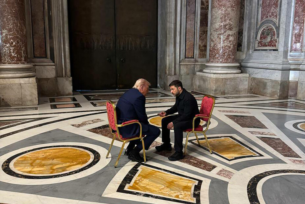 GALERIE FOTO. Imagini de la scurta întâlnire dintre Volodimir Zelenski şi Donald Trump, cu ocazia funeraliilor Papei Francisc - Imaginea 1