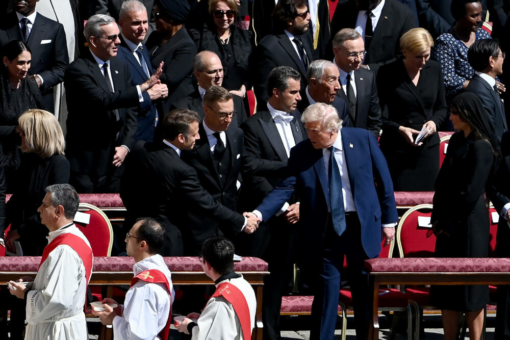 GALERIE FOTO. Imagini de la scurta întâlnire dintre Volodimir Zelenski şi Donald Trump, cu ocazia funeraliilor Papei Francisc - Imaginea 2