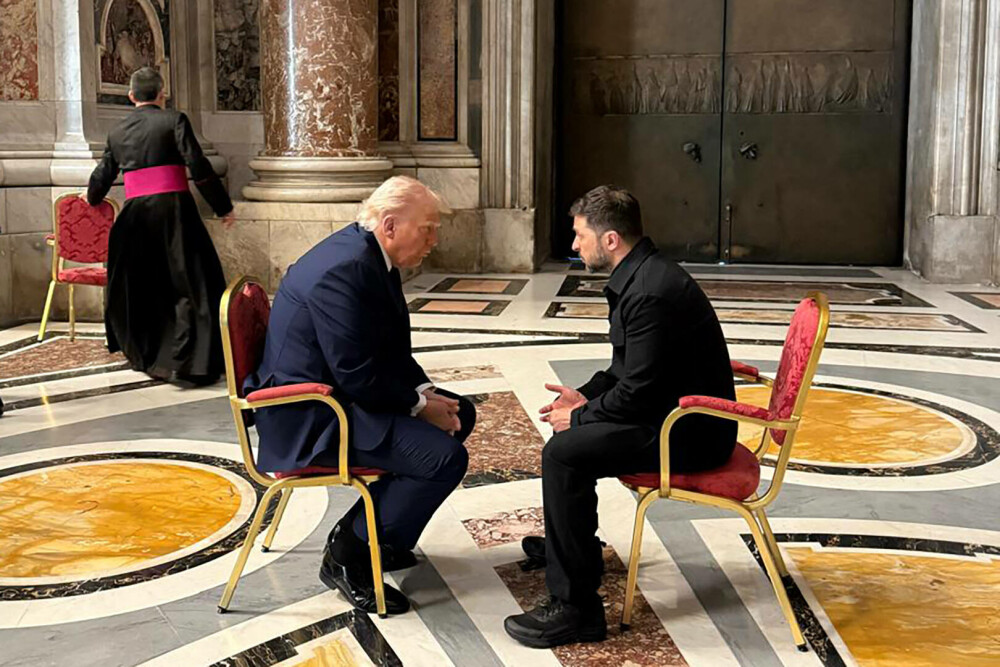 GALERIE FOTO. Imagini de la scurta întâlnire dintre Volodimir Zelenski şi Donald Trump, cu ocazia funeraliilor Papei Francisc - Imaginea 3
