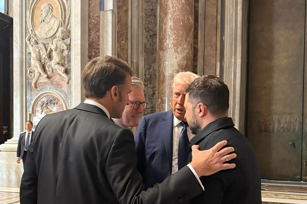 GALERIE FOTO. Imagini de la scurta întâlnire dintre Volodimir Zelenski şi Donald Trump, cu ocazia funeraliilor Papei Francisc - Imaginea 4