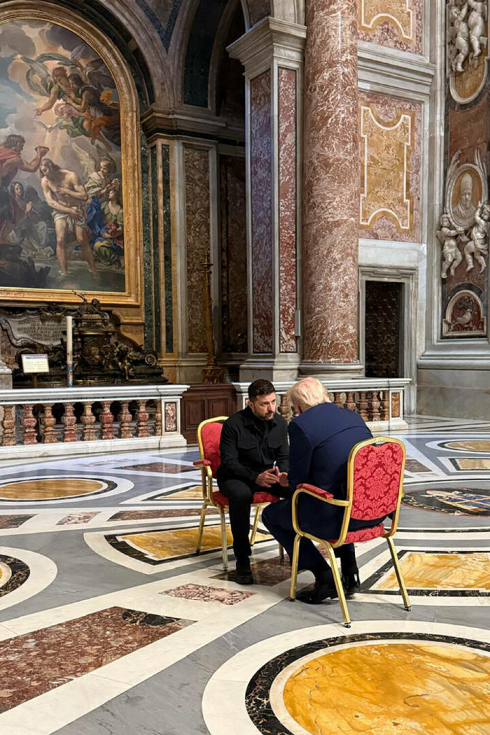 GALERIE FOTO. Imagini de la scurta întâlnire dintre Volodimir Zelenski şi Donald Trump, cu ocazia funeraliilor Papei Francisc - Imaginea 5