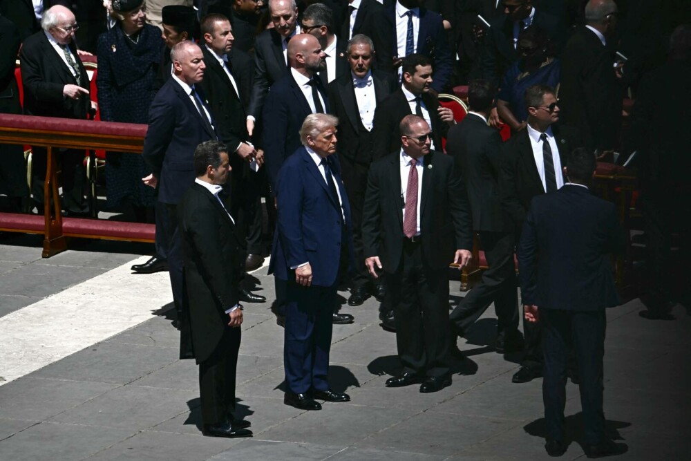 GALERIE FOTO. Imagini de la scurta întâlnire dintre Volodimir Zelenski şi Donald Trump, cu ocazia funeraliilor Papei Francisc - Imaginea 6