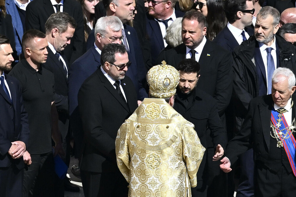 VIDEO. Volodimir Zelenski a fost aplaudat de mulțime în timp ce participa la funeraliile Papei Francisc la Roma - Imaginea 2